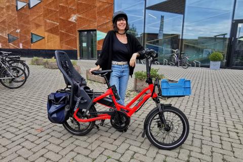 collaboratrice avec vélo leasing